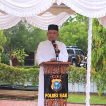 Pelaksanaan Sholat Ied di Halaman Apel Polres Siak Berjalan Khidmat, Dilanjutkan Halal Bihalal Bersama Kapolres* Pelaksanaan Sholat Ied di Halaman Apel Polres Siak Berjalan Khidmat, Dilanjutkan Halal Bihalal Bersama Kapolres*